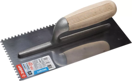 Гладилка нержавеющая ЗУБР &quot;ПРОФЕССИОНАЛ&quot; с деревянной ручкой, зубчатая, 4х4мм, 130х280мм 0806-04_z01 купить в Уфе