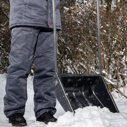 Движок для уборки снега пластиковый Сибртех, 570 х 470 х 1300 мм, стальная рукоятка, Россия, 615925 купить в Уфе