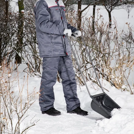 Движок для уборки снега пластиковый Сибртех, 570 х 470 х 1300 мм, стальная рукоятка, Россия, 615925 купить в Уфе