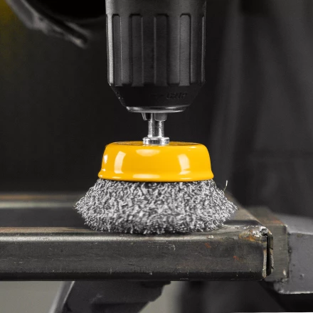 Щетка для дрели, 65 мм, Чашка, со шпилькой , нержавеющая витая проволока Denzel 744613 купить в Уфе