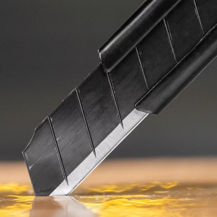 Нож Denzel, 9 мм, сменное лезвие, SK4, алюминиевый корпус, торцевой зажим, 78901 купить в Уфе