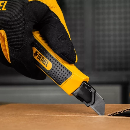 Нож Denzel, 18 мм, сменное лезвие, SK4, корпус из цинкового сплава + TPR, торцевой зажим 78904 купить в Уфе