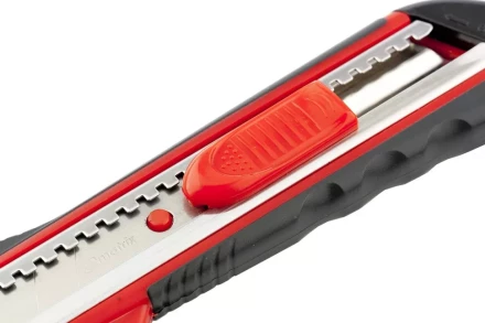 Нож 18мм, выдвижное лезвие, металлическая направляющая, эргономичная двухкомпонентная рукоятка MATRIX 78933 купить в Уфе