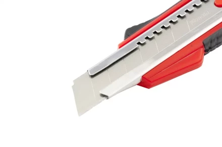 Нож 18мм, выдвижное лезвие, металлическая направляющая, эргономичная двухкомпонентная рукоятка MATRIX 78933 купить в Уфе