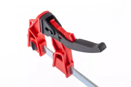 Струбцина реечная быстрозажимная усиленная пластиковый корпус рычажно-храповой механизм 250 х 100 х 401 мм штанга 5 х 22 мм Matrix 20727 купить в Уфе