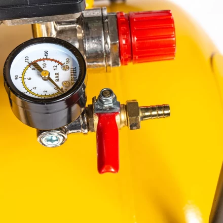 Компрессор воздушный BCV2200/100, ременный привод, 2.2 кВт, 100 литров, 370 л/мин Denzel 58110 купить в Уфе