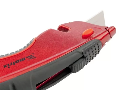 Нож 18мм, выдвижное трапециевидное лезвие, эргономичная двухкомпонентная рукоятка + 3 лезвия MATRIX QUIK BLADE 78925 купить в Уфе