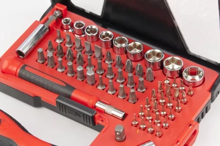 Отвертка реверсивная с набором бит и торцевых головок, 67 шт., CrV Matrix 11784 купить в Уфе