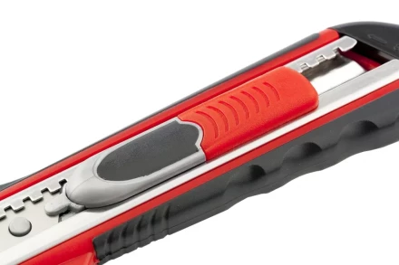 Нож 18мм, выдвижное лезвие, металлическая направляющая, двойная фиксация, эргономичная двухкомпонентная рукоятка MATRIX QUIK BLADE 78936 купить в Уфе