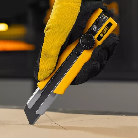 Нож Denzel, 25 мм, сменное лезвие, SK4, корпус из TPR, метал. направляющая, винтовой фиксатор, 78945 купить в Уфе