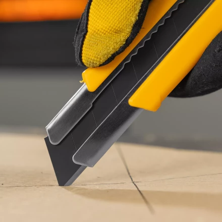 Нож Denzel, 25 мм, сменное лезвие, SK4, корпус из TPR, метал. направляющая, винтовой фиксатор, 78945 купить в Уфе