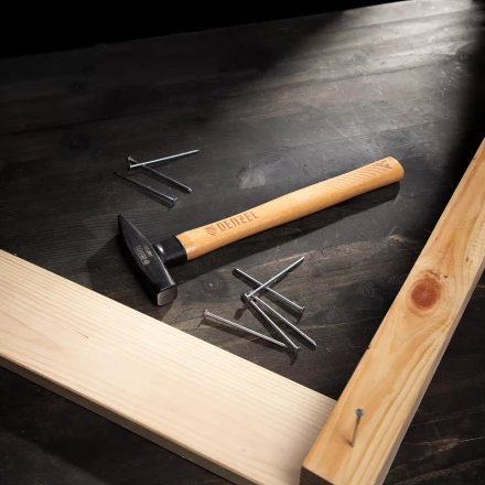 Молоток слесарный, 300 г Denzel, кованый квадратный боек, буковая рукоятка, 10427 купить в Уфе