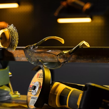 Очки защитные открытые Denzel 89203, поликарбонатные, увеличенная дымчатая линза, регулируемые дужки купить в Уфе