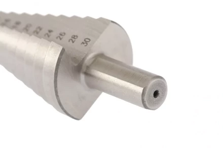 Сверло ступенчатое 6-8-10-12-14-16-18-20-22-24-26-28-30 мм Р6М5 трехгранный хвостовик Барс 72362 купить в Уфе